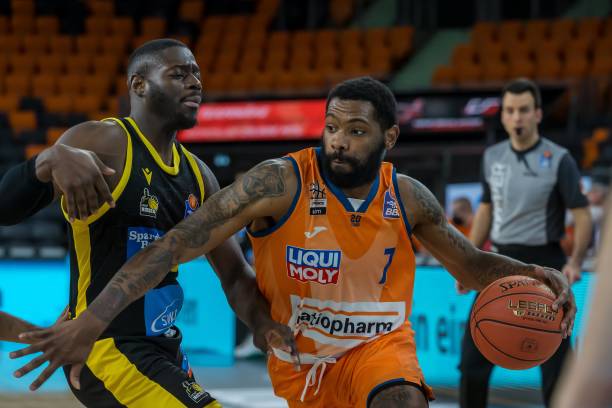 年轻且富有 年轻且富有