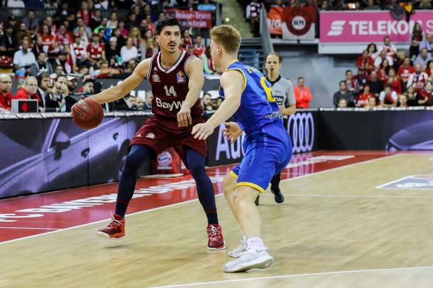 现出出色的 现出出色的